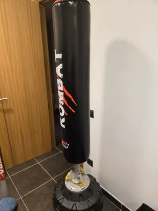 Saco de boxeo de pie con base de arena