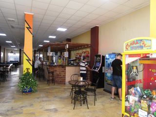 Se alquila cafetería preparada para abrir.