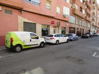 Se alquila cafetería preparada para abrir.