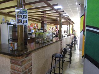 Se alquila cafetería preparada para abrir.