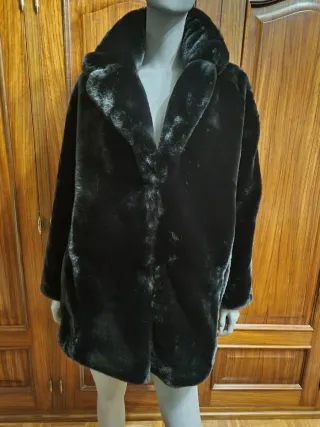 Abrigo efecto pelo. Zara. Talla XS. Nuevo