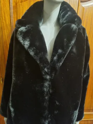 Abrigo efecto pelo. Zara. Talla XS. Nuevo