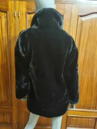 Abrigo efecto pelo. Zara. Talla XS. Nuevo