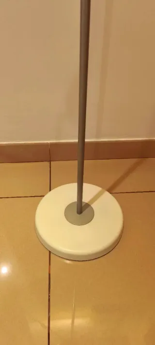 Lámpara de pie moderna. Venta en persona.