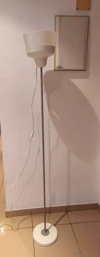Lámpara de pie moderna. Venta en persona.