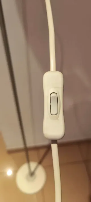 Lámpara de pie moderna. Venta en persona.