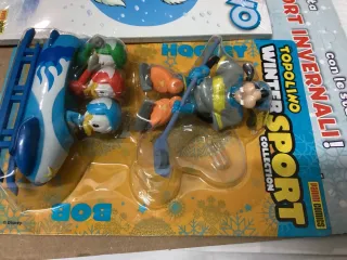 Topolino n.3664 con statuine Winter Sport