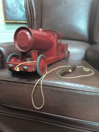 Tren de arrastre antiguo de hojalata rojo