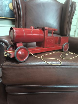 Tren de arrastre antiguo de hojalata rojo