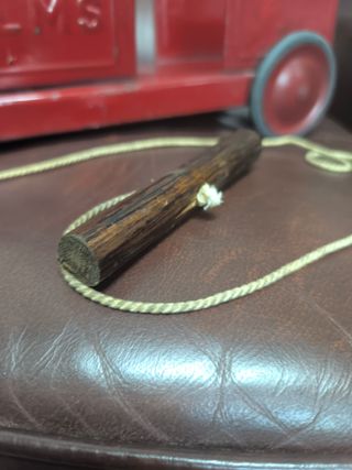 Tren de arrastre antiguo de hojalata rojo