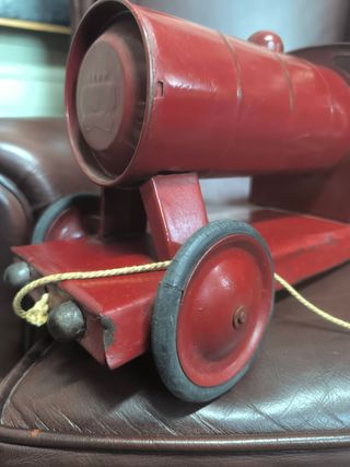 Tren de arrastre antiguo de hojalata rojo