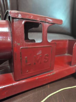 Tren de arrastre antiguo de hojalata rojo