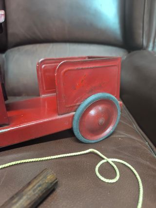 Tren de arrastre antiguo de hojalata rojo