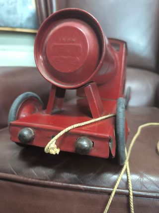 Tren de arrastre antiguo de hojalata rojo