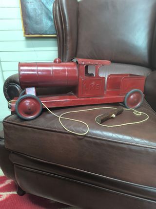 Tren de arrastre antiguo de hojalata rojo