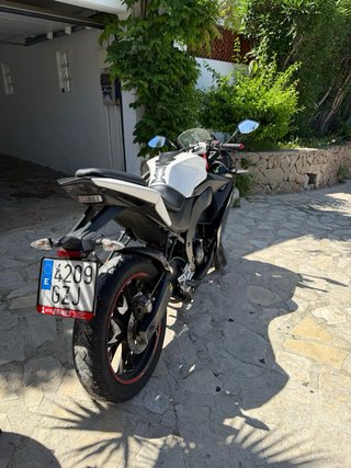 Derbi GPR 125 4T Negra y Blanca