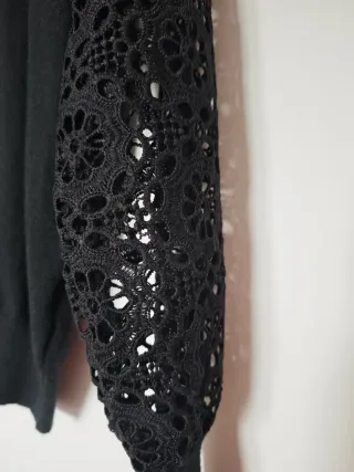 Jersey de punto negro con encaje
