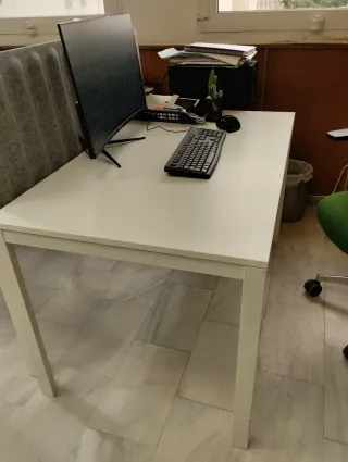 Mesa de oficina blanca