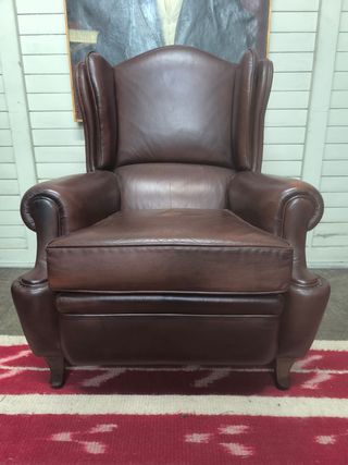 Sillón de piel marrón. Clásico . Orejero.