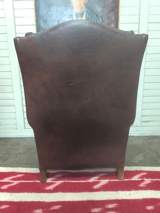 Sillón de piel marrón. Clásico . Orejero.