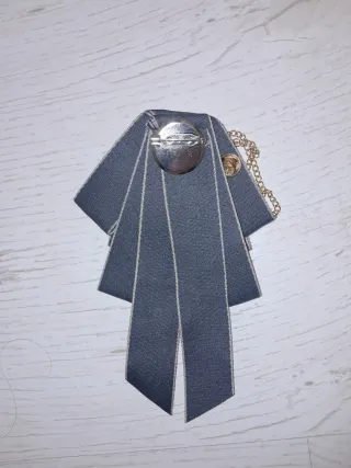 Broche corona gótico dorado y gris