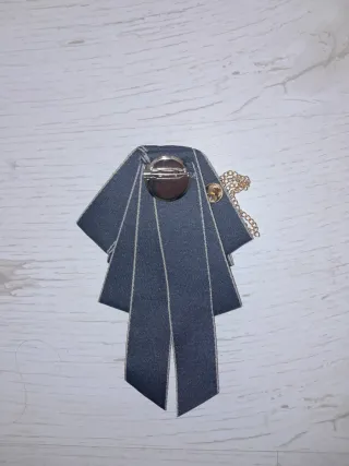 Broche corona gótico dorado y gris