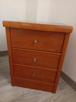 Cajonera de madera en buen estado
