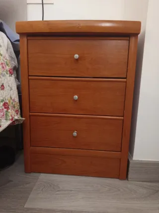 Cajonera de madera en buen estado