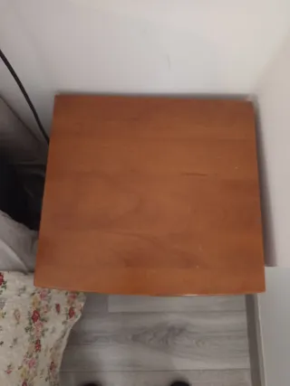 Cajonera de madera en buen estado