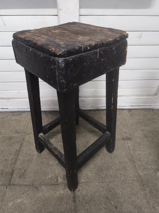 Taburete de madera antiguo negro