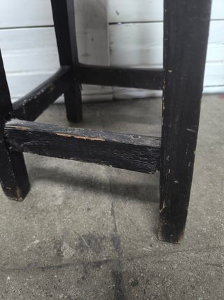 Taburete de madera antiguo negro