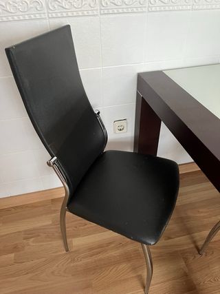 Mesa y 4 sillas comedor cristal y piel
