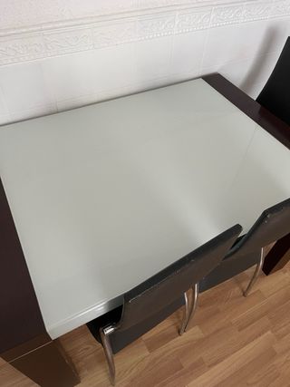 Mesa y 4 sillas comedor cristal y piel