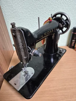 Máquina de coser Sigma negra, sin mueble