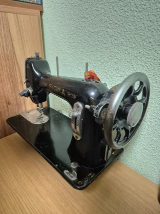 Máquina de coser Sigma negra, sin mueble