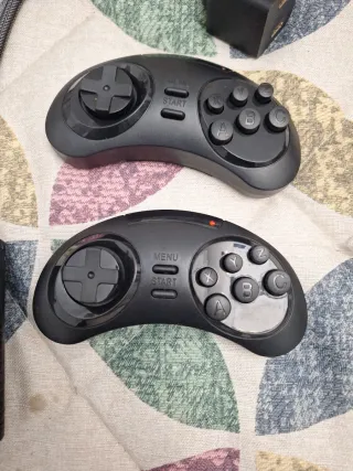 Mini Mega Drive AtGames con mandos