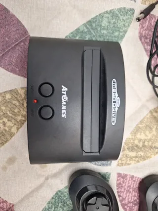 Mini Mega Drive AtGames con mandos