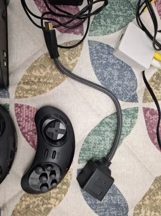 Mini Mega Drive AtGames con mandos