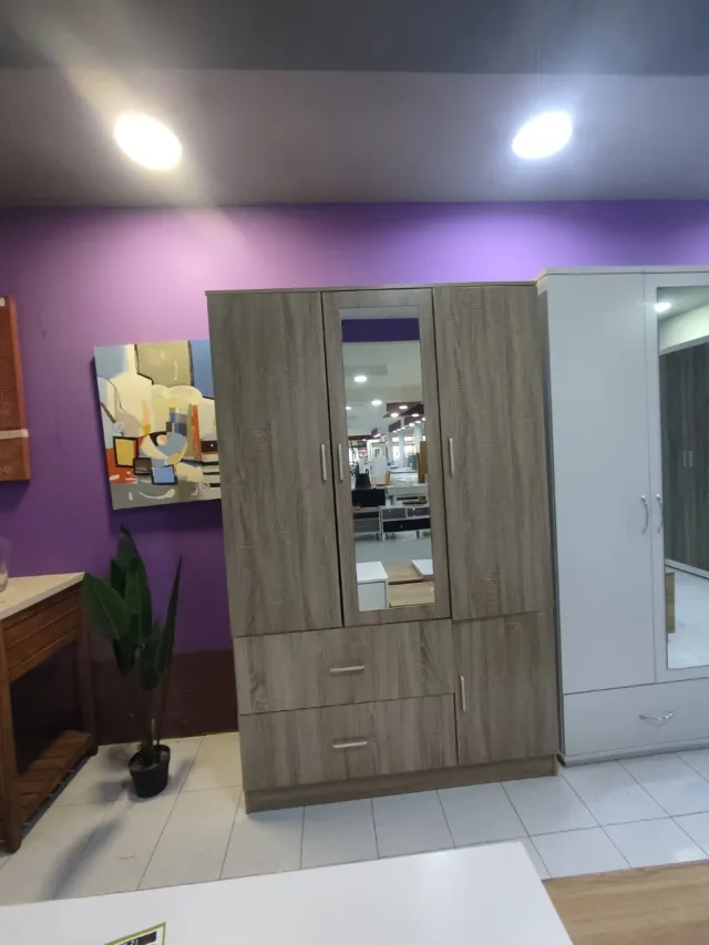 Armario de madera con espejo