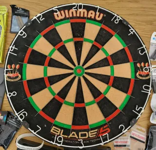 Super pack de diana Winmau, dardos y accesorios