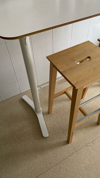 Mesa alta y 2 taburetes madera