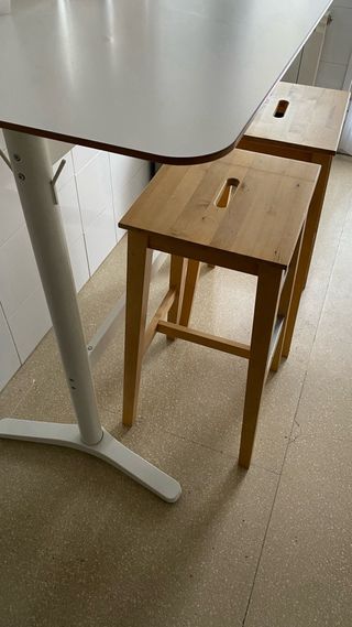 Mesa alta y 2 taburetes madera