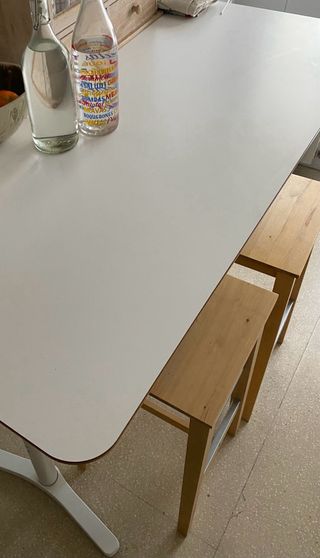 Mesa alta y 2 taburetes madera