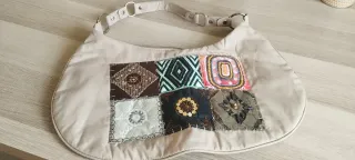 Bolso de tela beige con parches