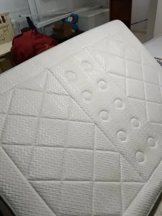 Colchón de matrimonio tela de muelles ensacados.