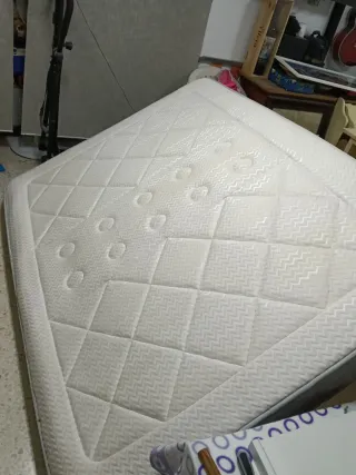 Colchón de matrimonio tela de muelles ensacados.
