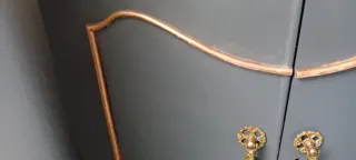 2 mesitas noche antiguas azul y dorado