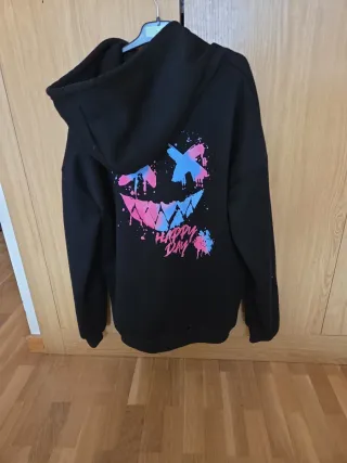 Sudadera negra con estampado chico