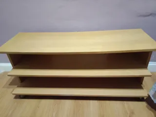 Mueble TV madera con ruedas y 2 estantes