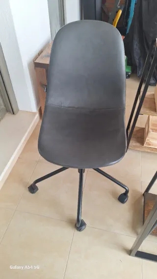 Lote de Escritorio madera mango, silla y cajones.